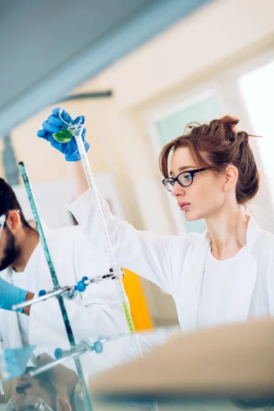 Attraktiver Chemiestudent, der im Labor arbeitet — Stockfoto