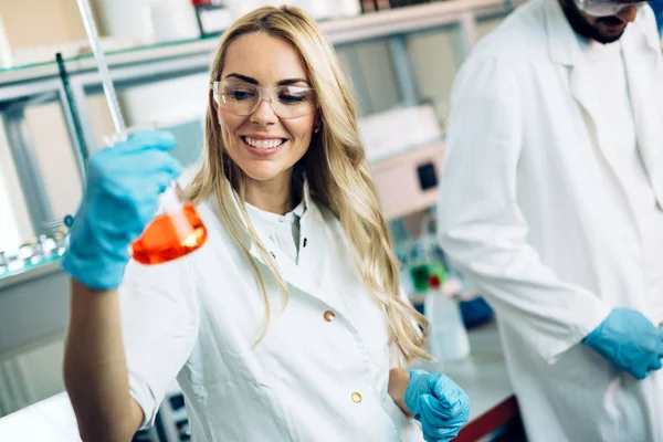 Kobiet student chemii pracy w laboratorium — Zdjęcie stockowe