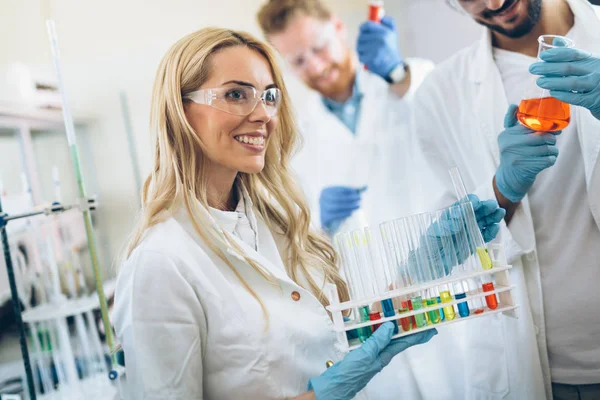 Kobiet student chemii pracy w laboratorium — Zdjęcie stockowe