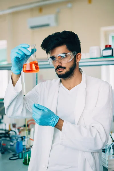 Chemiestudent arbeitet im Labor — Stockfoto