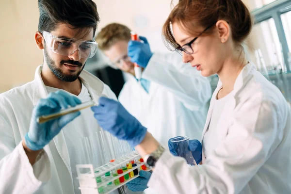 Fiatal diákok a kémia laboratórium dolgozik — Stock Fotó