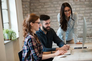 Grup genç tasarımcıların takım olarak çalışma