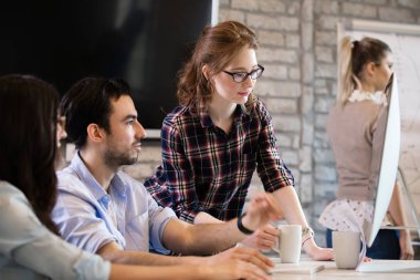 Grup genç tasarımcıların takım olarak çalışma