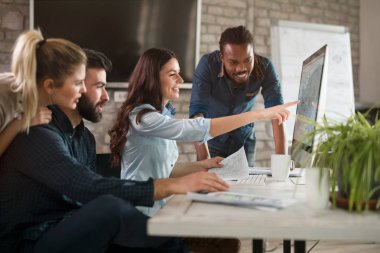 Grup genç tasarımcıların takım olarak çalışma