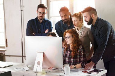 Grup genç tasarımcıların takım olarak çalışma