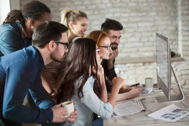 Grup genç tasarımcıların takım olarak çalışma