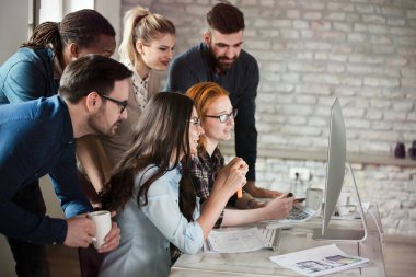 Grup genç tasarımcıların takım olarak çalışma