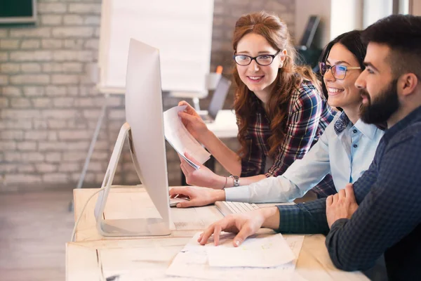 Grup genç tasarımcıların takım olarak çalışma