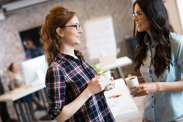 Imagen de jóvenes diseñadores discutiendo en la oficina — Foto de Stock