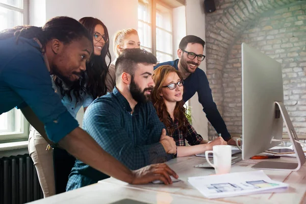 Grupo de jóvenes diseñadores trabajando en equipo —  Fotos de Stock