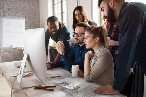 Grup genç tasarımcıların takım olarak çalışma