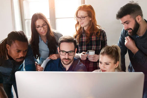 Gruppo di giovani designer che lavorano come team — Foto Stock