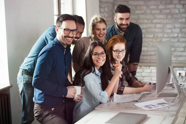 Grup genç tasarımcıların takım olarak çalışma