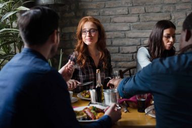 Çekici bir adam ve sevimli kadın yemek