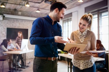 Genç tasarımcılar tablet kullanma office resmini