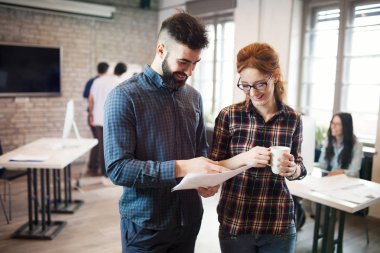 Resim genç tasarımcıların ofiste tartışıyor