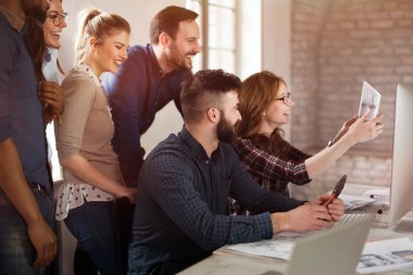 Grup genç tasarımcıların takım olarak çalışma