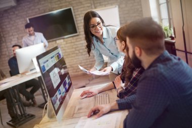 Grup genç tasarımcıların takım olarak çalışma