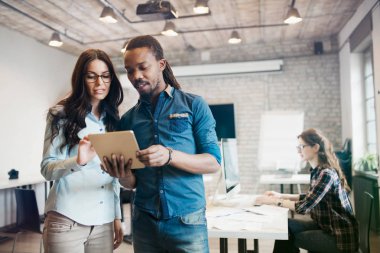 Perspektif tasarımcıları tablet kullanma office resmini