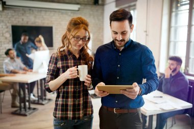 Genç tasarımcılar tablet kullanma office resmini