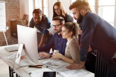 Grup genç tasarımcıların takım olarak çalışma