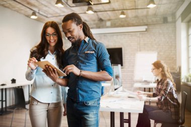 Perspektif tasarımcıları tablet kullanma office resmini