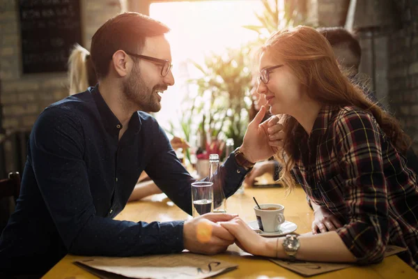 Schöner Mann flirtet mit süßer Frau im Restaurant — Stockfoto