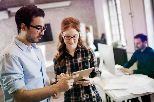 Imagen de jóvenes diseñadores usando tableta en la oficina — Foto de Stock