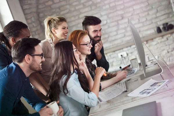 Grupo de jóvenes diseñadores trabajando en equipo — Foto de Stock