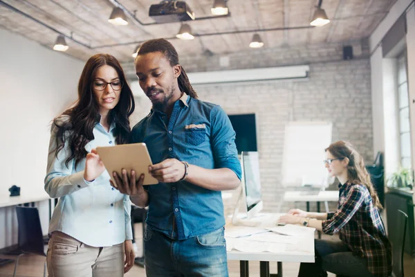 Perspektif tasarımcıları tablet kullanma office resmini