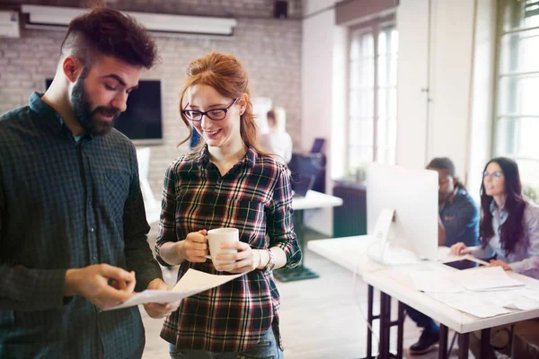 Resim genç tasarımcıların ofiste tartışıyor