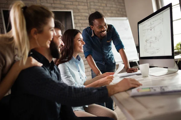 Grupo de jovens designers trabalhando em equipe — Fotografia de Stock