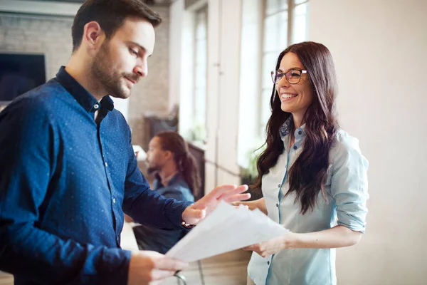 Resim genç tasarımcıların ofiste tartışıyor