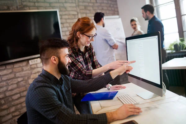 Porträt junger Designer, die am Computer arbeiten — Stockfoto