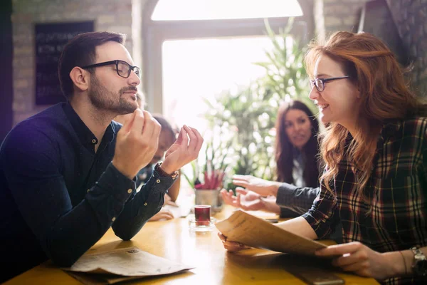 Groupe de jeunes collègues socialisant dans le restaurant — Photo