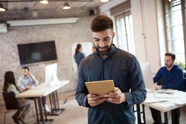 Portret van de jonge knappe man ontwerper met behulp van Tablet PC — Stockfoto