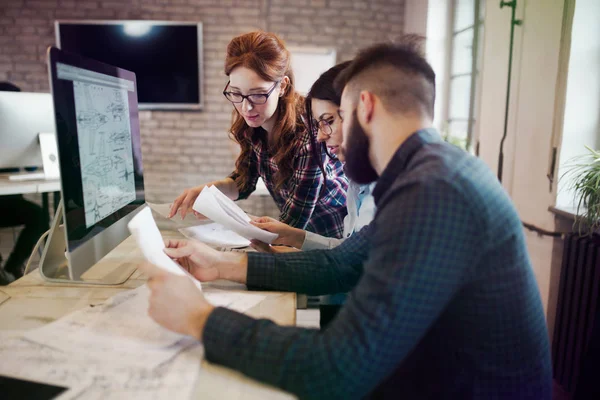 Grupo de jovens designers trabalhando em equipe — Fotografia de Stock