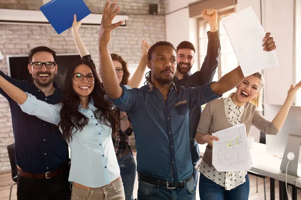 Gruppbild av unga framgångsrika team av designers — Stockfoto