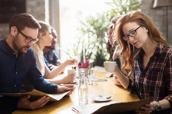 Colleghi felici da lavoro che socializza in ristorante — Foto Stock