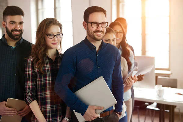 Foto di gruppo di team di designer di successo e fiduciosi — Foto Stock