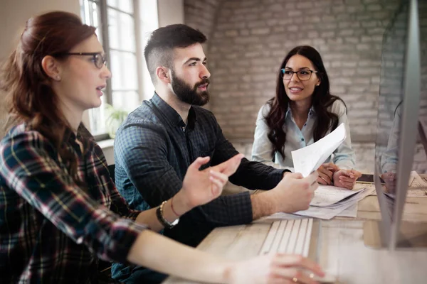 Grupo de jovens designers trabalhando em equipe — Fotografia de Stock