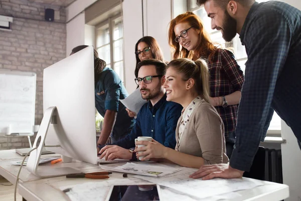 Grupo de jóvenes diseñadores trabajando en equipo — Foto de Stock