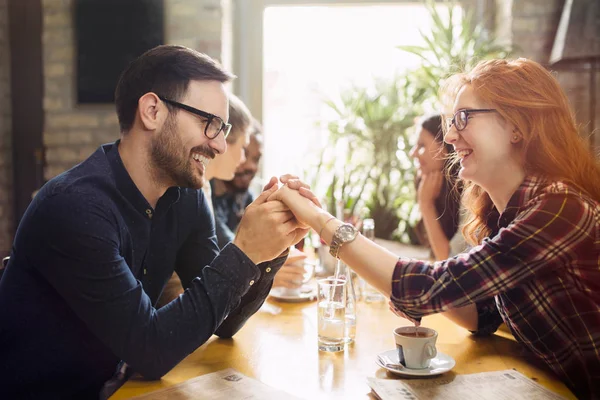 Pohledný muž flirtuje s roztomilá žena v restauraci — Stock fotografie