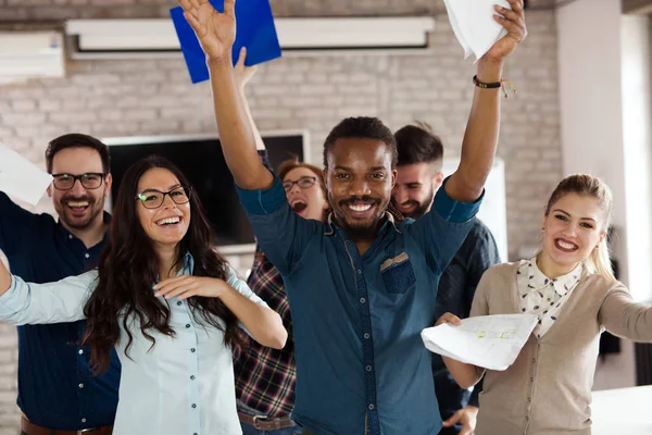 Gruppenbild des Teams erfolgreicher und selbstbewusster Designer — Stockfoto