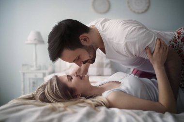Güzel çift romantik ve yatakta tutkulu olmak