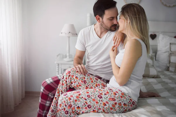 Image de jeune couple attrayant embrasser sur le lit — Photo