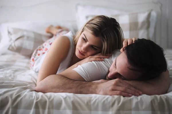 Kaunis nuori nainen makaa komean poikaystävänsä kanssa — kuvapankkivalokuva