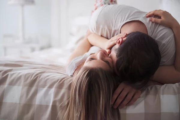 Schönes Paar romantisch und leidenschaftlich im Bett — Stockfoto