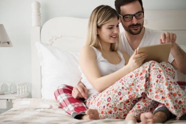 Dijital tablet kullanarak aşık çekici çift