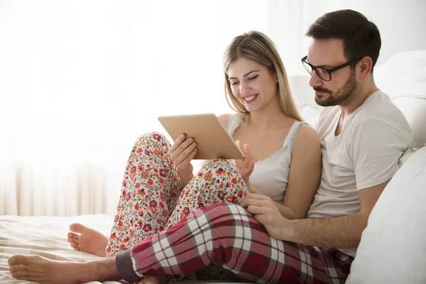 Casal atraente no amor usando tablet digital — Fotografia de Stock